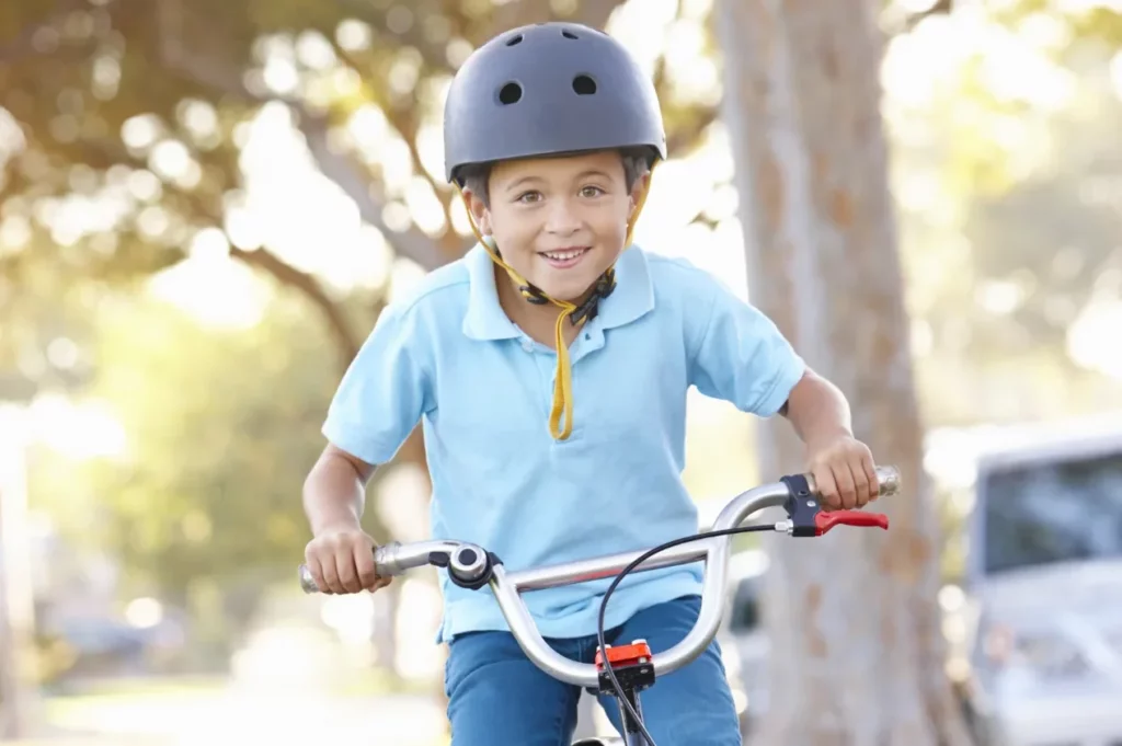 Junge auf einem Fahrrad mit Helm